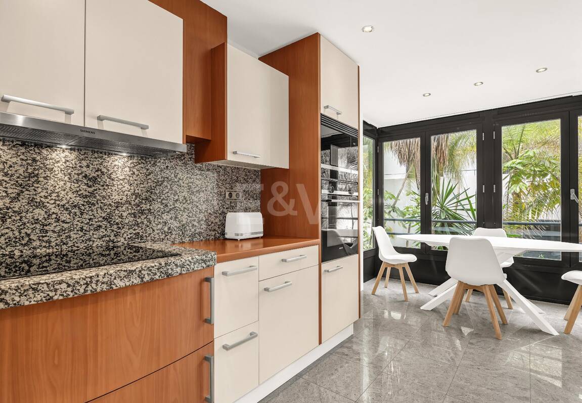 Elegant Beachside Appartement dans la communauté sécurisée de Los Monteros