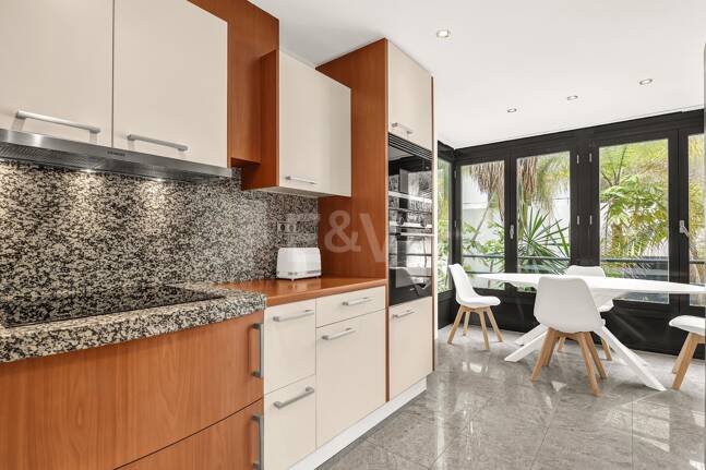 Elegant Beachside Appartement dans la communauté sécurisée de Los Monteros