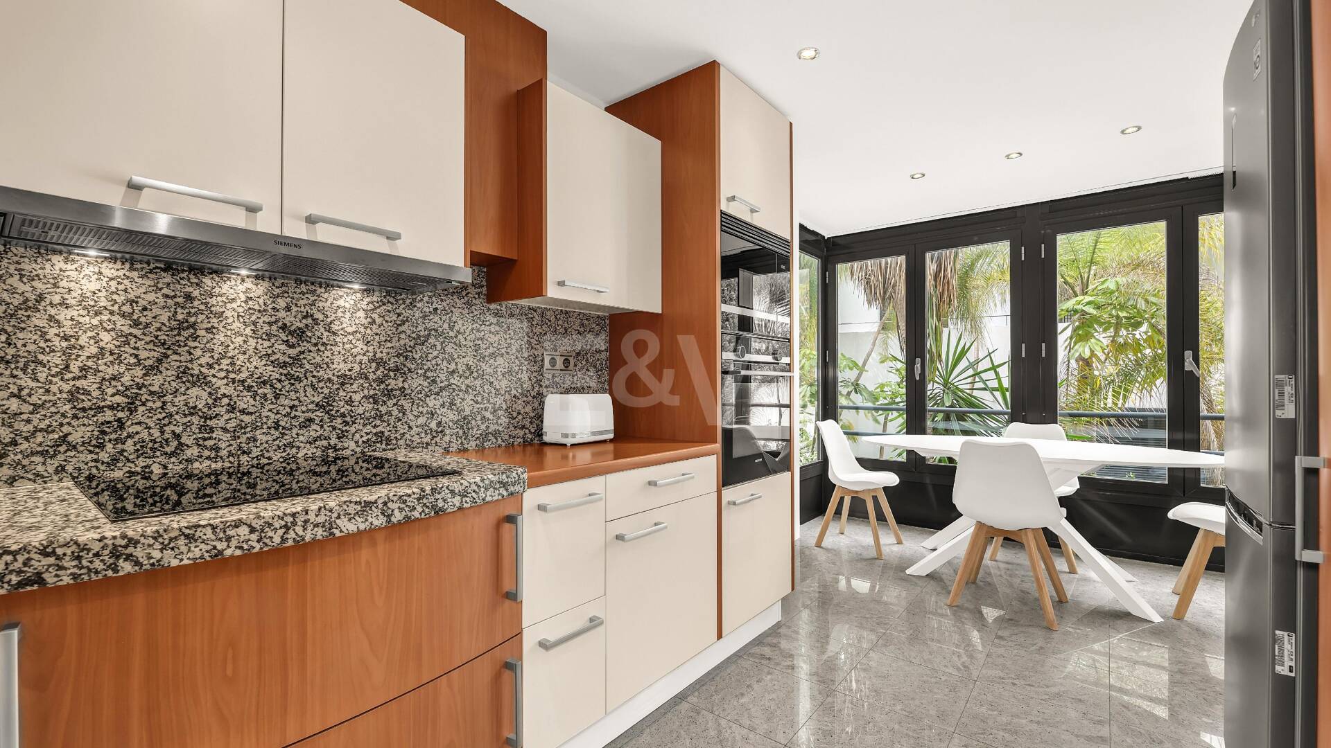 Elegant Beachside Appartement dans la communauté sécurisée de Los Monteros