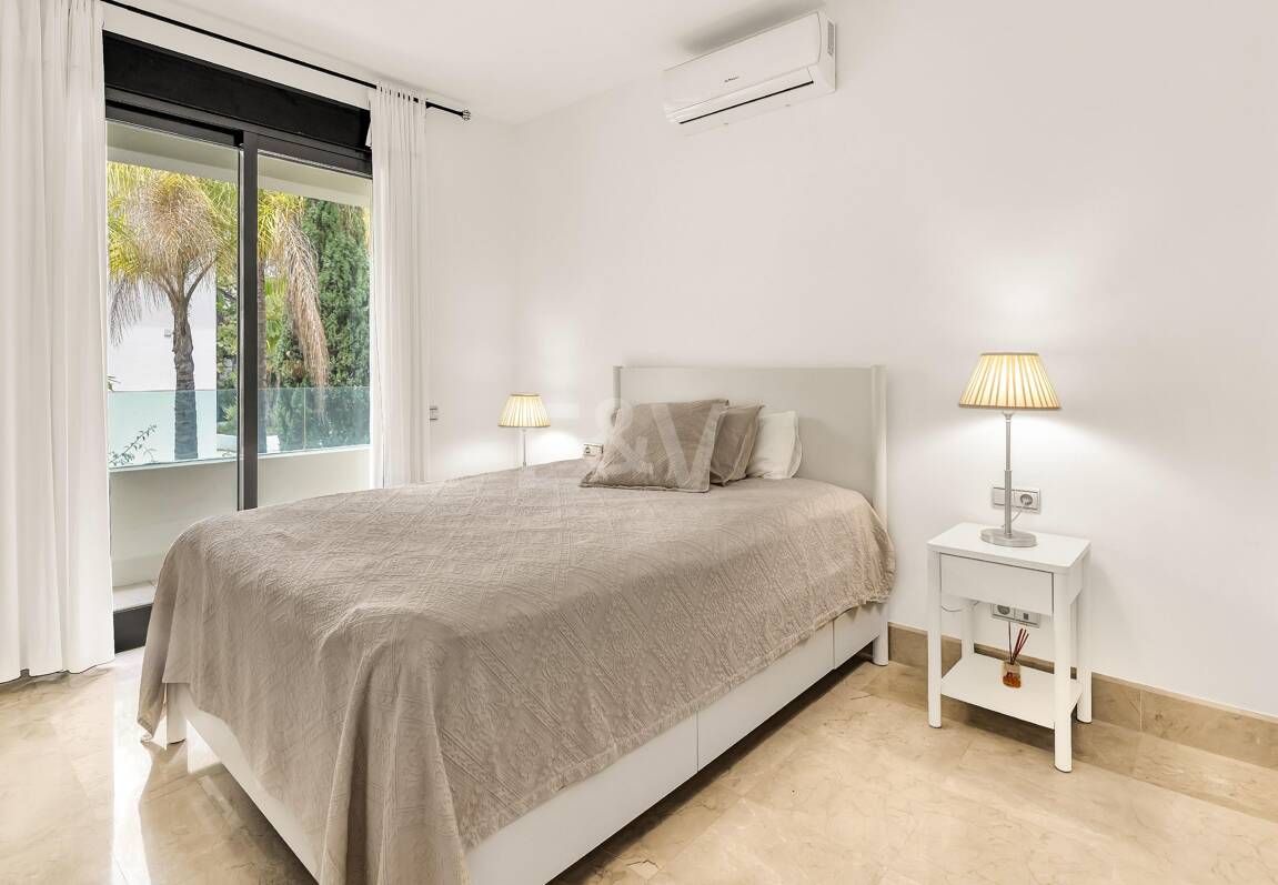 Elegant Beachside Appartement dans la communauté sécurisée de Los Monteros