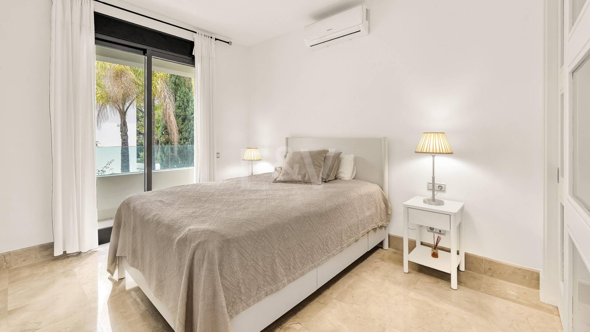 Elegant Beachside Appartement dans la communauté sécurisée de Los Monteros