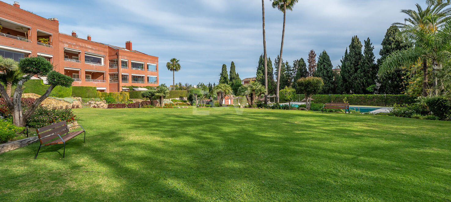 Golden Mile Garden Apartment with Spacious Terrace and Attractive Surroundings