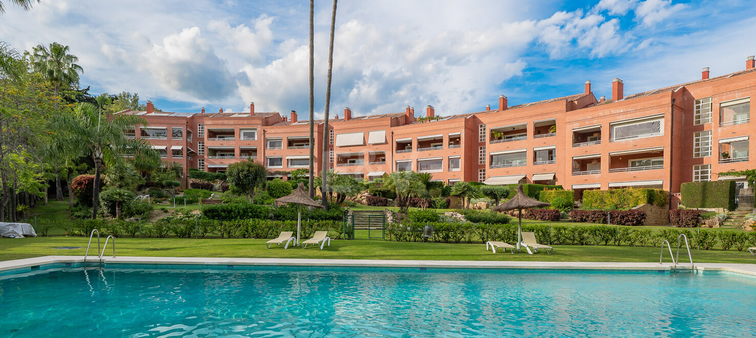 Golden Mile Garden Apartment with Spacious Terrace and Attractive Surroundings