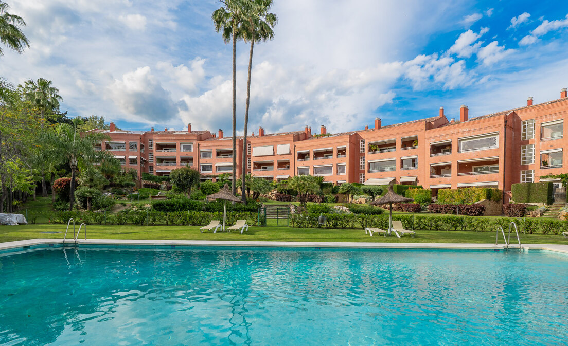 Golden Mile Garden Apartment with Spacious Terrace and Attractive Surroundings