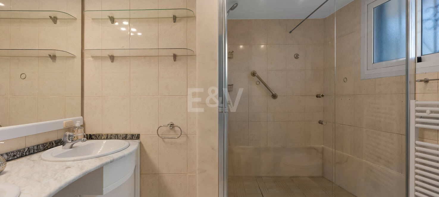 Marbella Strandwohnung mit außergewöhnlichem Panoramablick auf das Meer