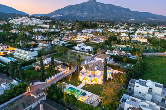Villa con elegancia atemporal y encanto andaluz en Nueva Andalucia