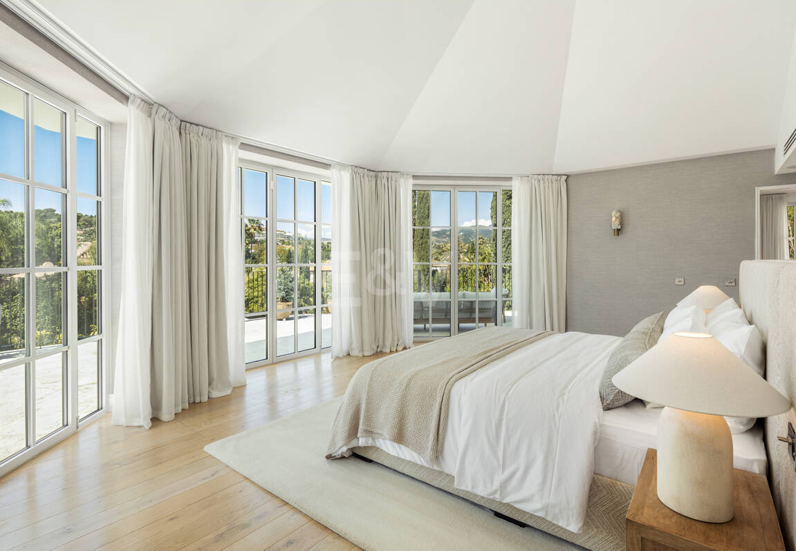 Villa con elegancia atemporal y encanto andaluz en Nueva Andalucia