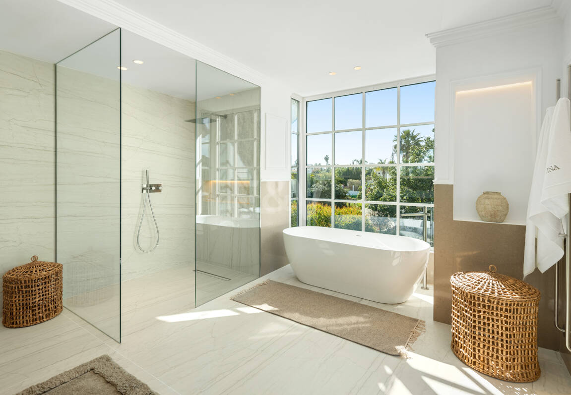 Villa con elegancia atemporal y encanto andaluz en Nueva Andalucia