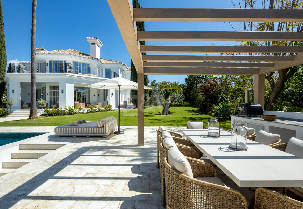 Villa con elegancia atemporal y encanto andaluz en Nueva Andalucia