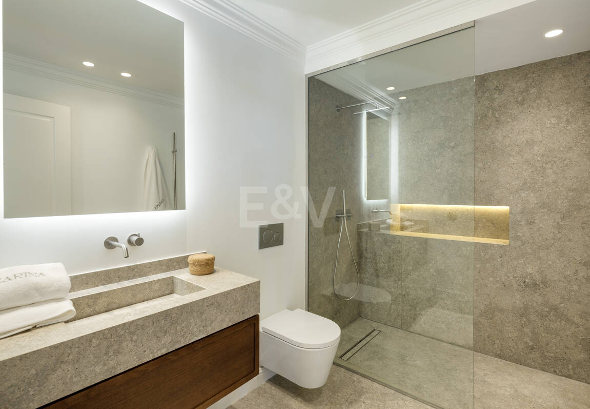 Villa con elegancia atemporal y encanto andaluz en Nueva Andalucia