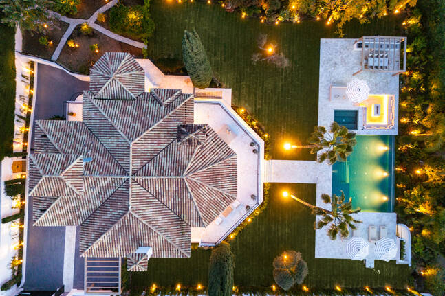 Villa con elegancia atemporal y encanto andaluz en Nueva Andalucia