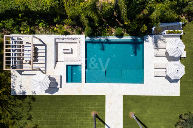 Villa con elegancia atemporal y encanto andaluz en Nueva Andalucia