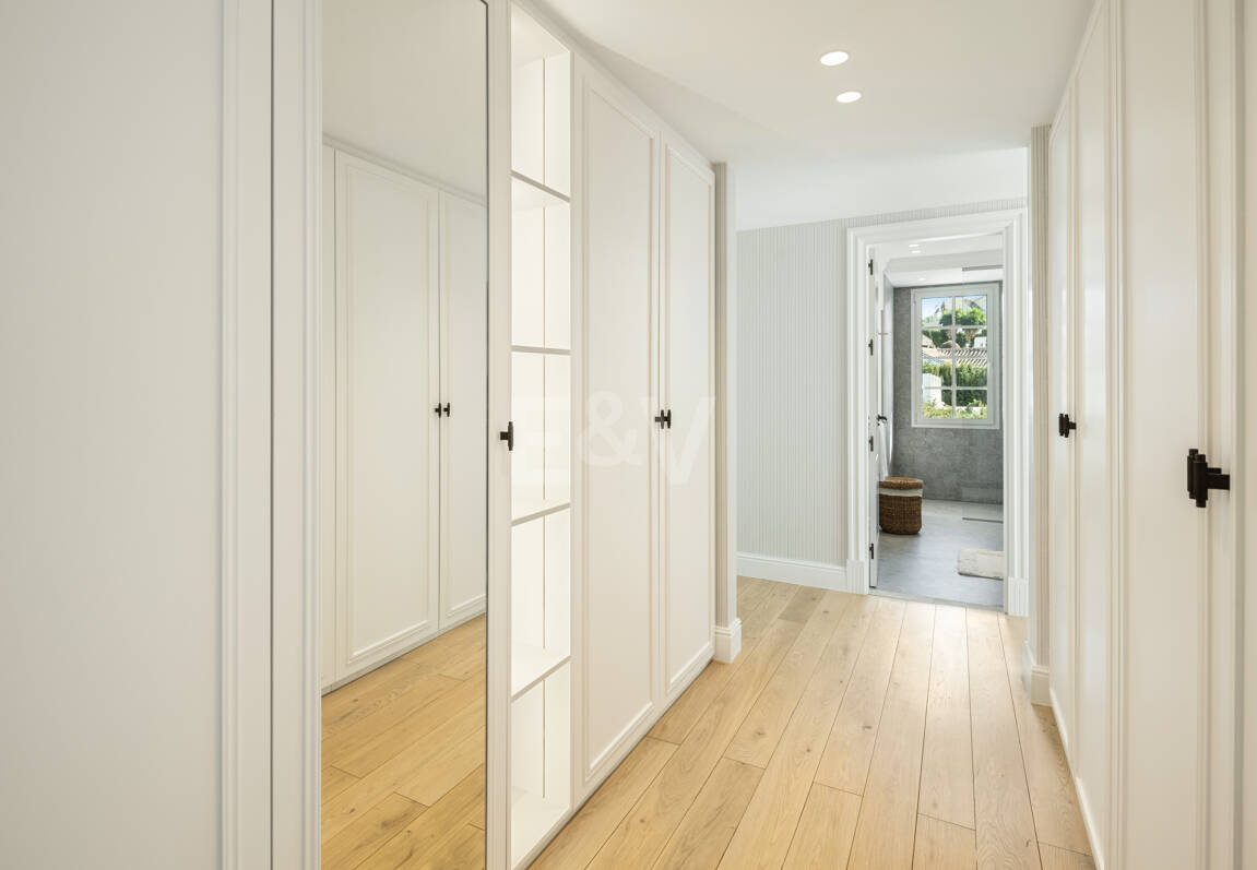 Villa con elegancia atemporal y encanto andaluz en Nueva Andalucia