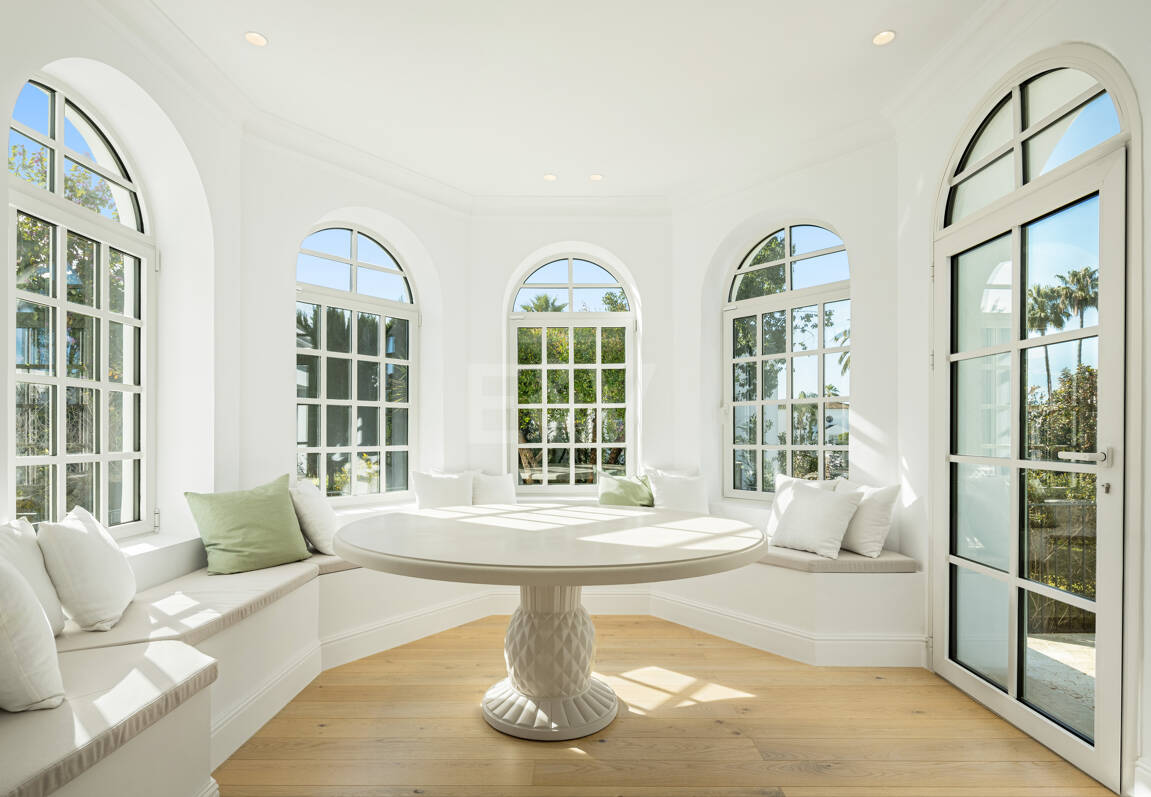 Villa con elegancia atemporal y encanto andaluz en Nueva Andalucia