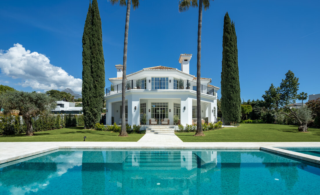 Villa con elegancia atemporal y encanto andaluz en Nueva Andalucia