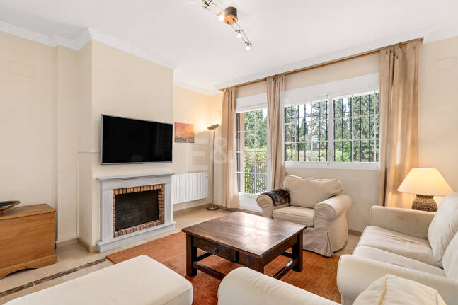 Utsökt familjevilla med privat trädgård och pool i Elviria, Marbella
