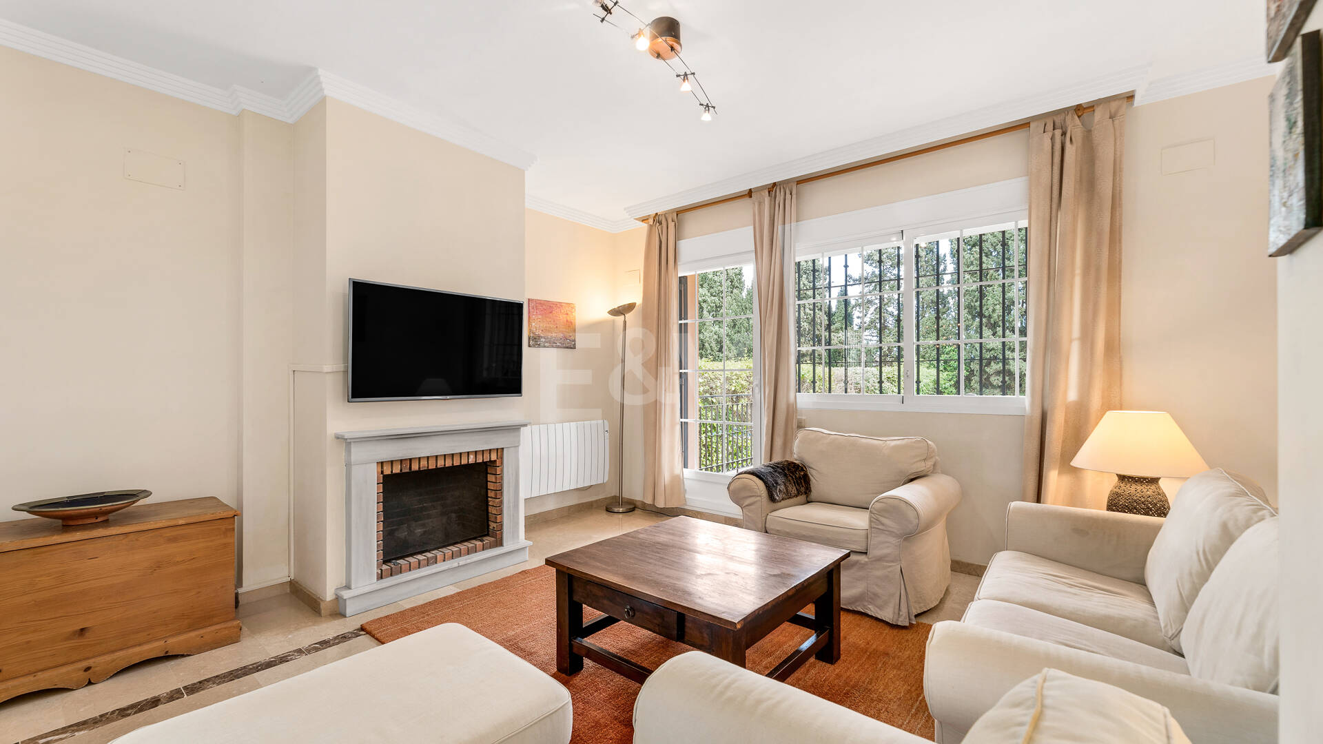 Exquisita villa familiar con jardín privado y piscina en Elviria, Marbella