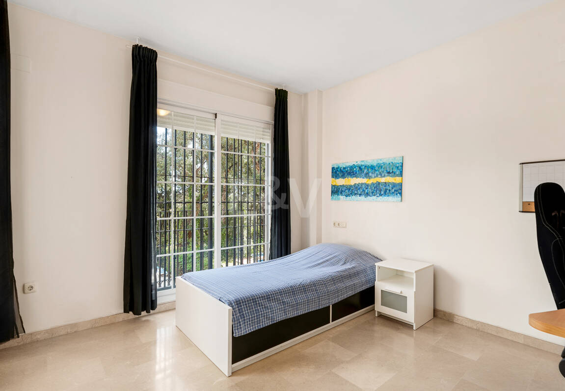 Utsökt familjevilla med privat trädgård och pool i Elviria, Marbella