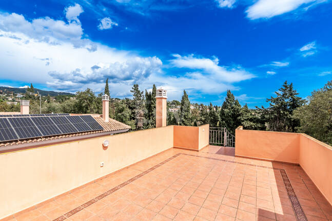 Utsökt familjevilla med privat trädgård och pool i Elviria, Marbella