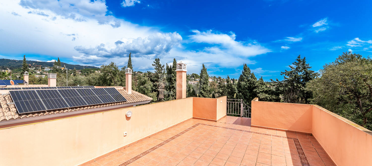 Utsökt familjevilla med privat trädgård och pool i Elviria, Marbella