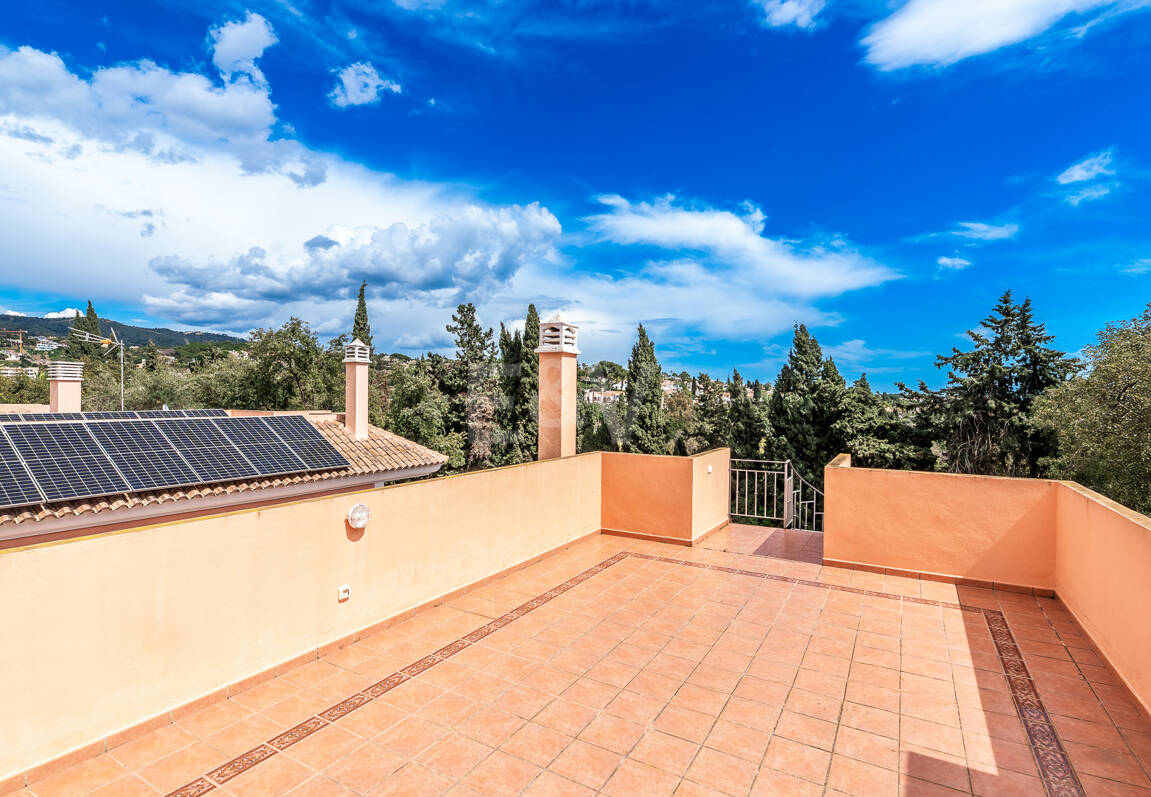 Utsökt familjevilla med privat trädgård och pool i Elviria, Marbella