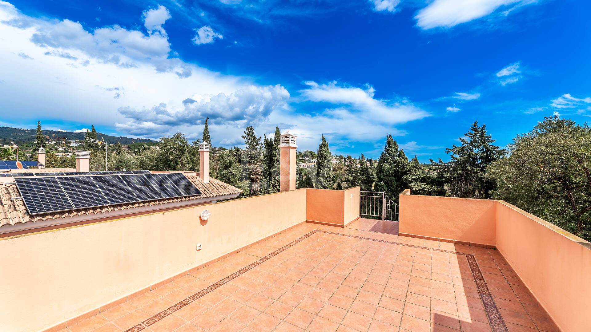 Utsökt familjevilla med privat trädgård och pool i Elviria, Marbella