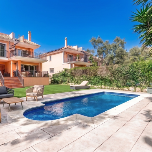 Utsökt familjevilla med privat trädgård och pool i Elviria, Marbella