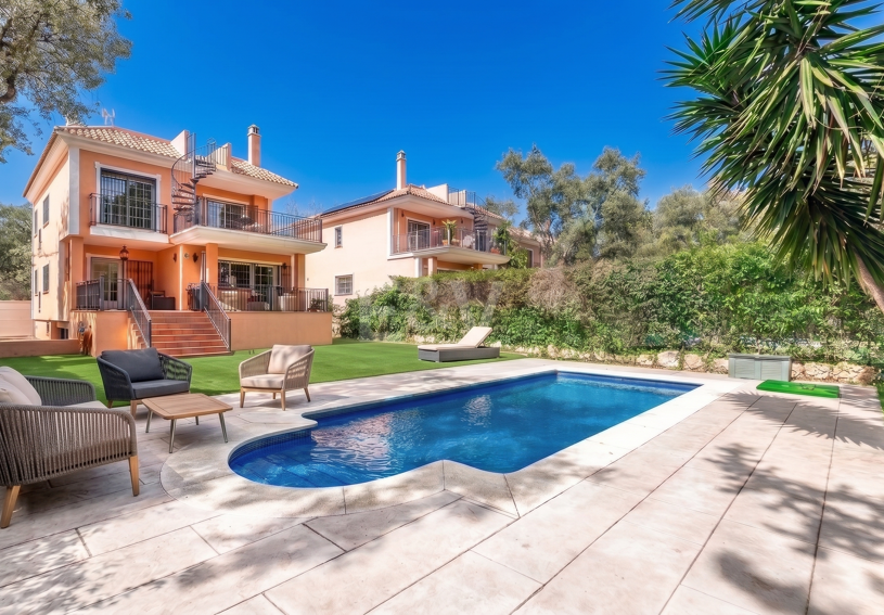 Utsökt familjevilla med privat trädgård och pool i Elviria, Marbella