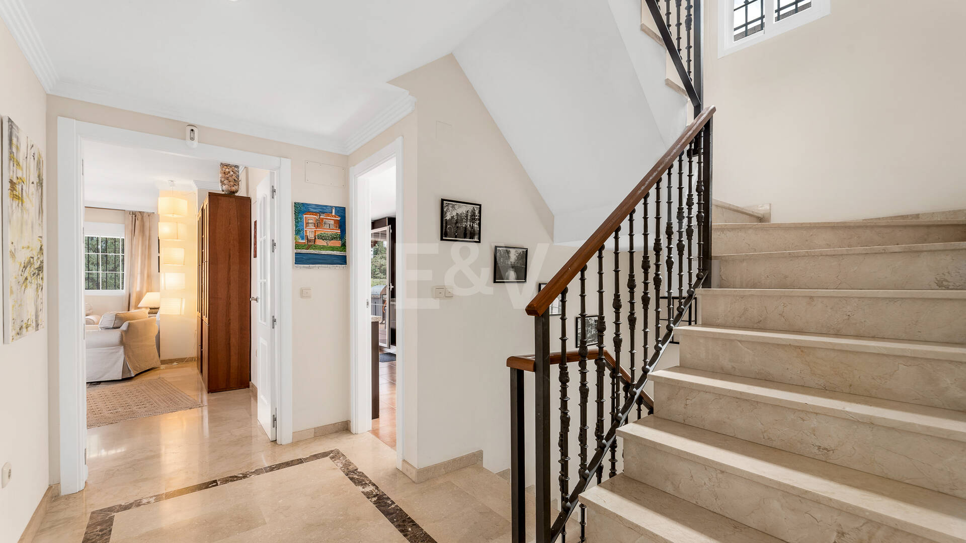 Exquisita villa familiar con jardín privado y piscina en Elviria, Marbella