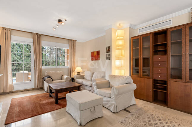 Utsökt familjevilla med privat trädgård och pool i Elviria, Marbella