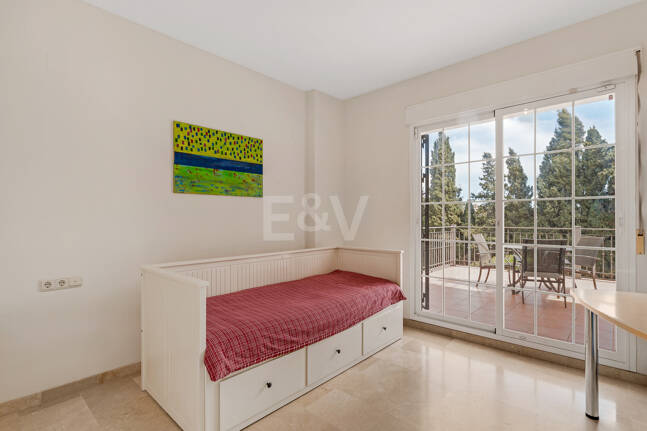 Utsökt familjevilla med privat trädgård och pool i Elviria, Marbella