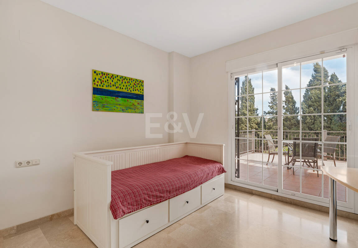 Utsökt familjevilla med privat trädgård och pool i Elviria, Marbella