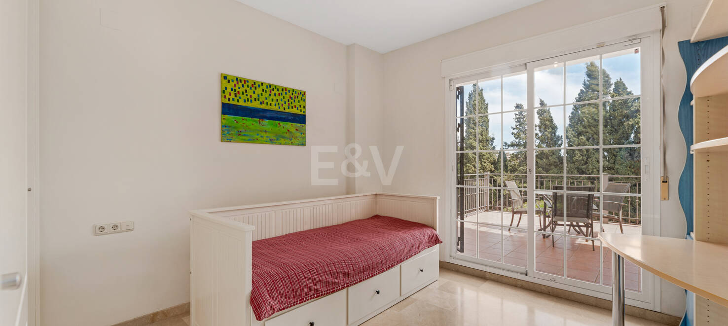 Utsökt familjevilla med privat trädgård och pool i Elviria, Marbella