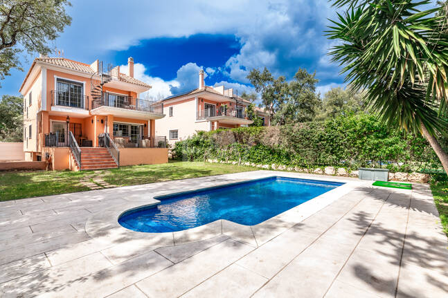 Utsökt familjevilla med privat trädgård och pool i Elviria, Marbella