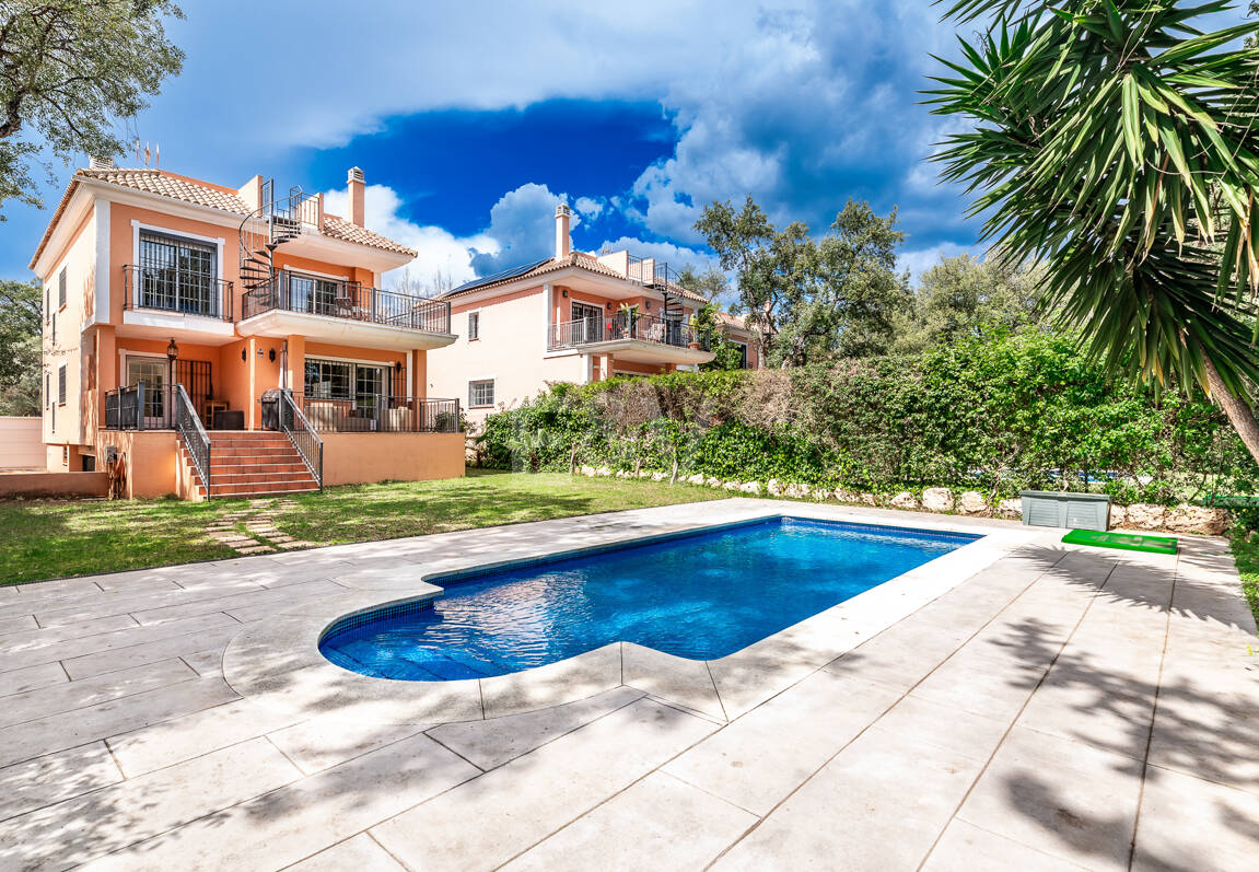 Utsökt familjevilla med privat trädgård och pool i Elviria, Marbella