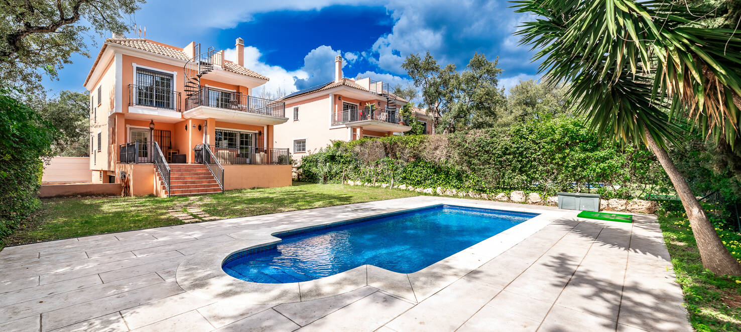 Utsökt familjevilla med privat trädgård och pool i Elviria, Marbella
