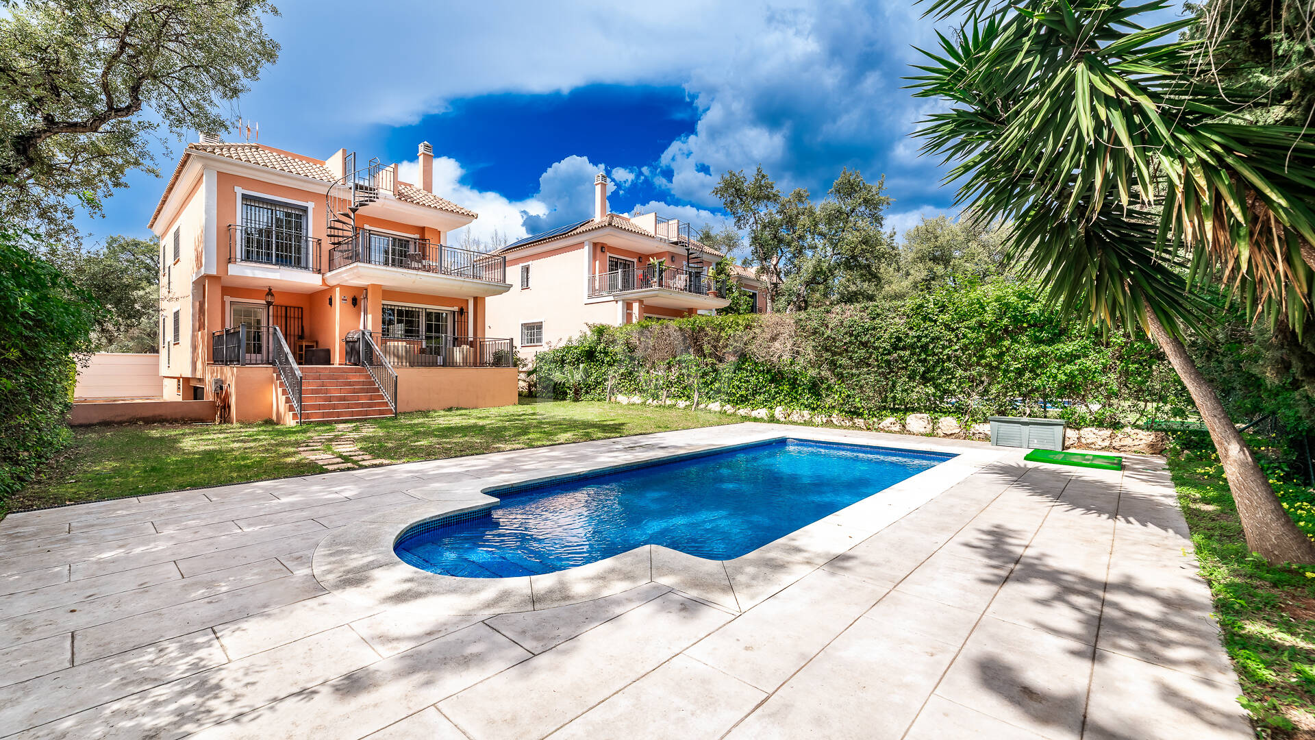 Utsökt familjevilla med privat trädgård och pool i Elviria, Marbella