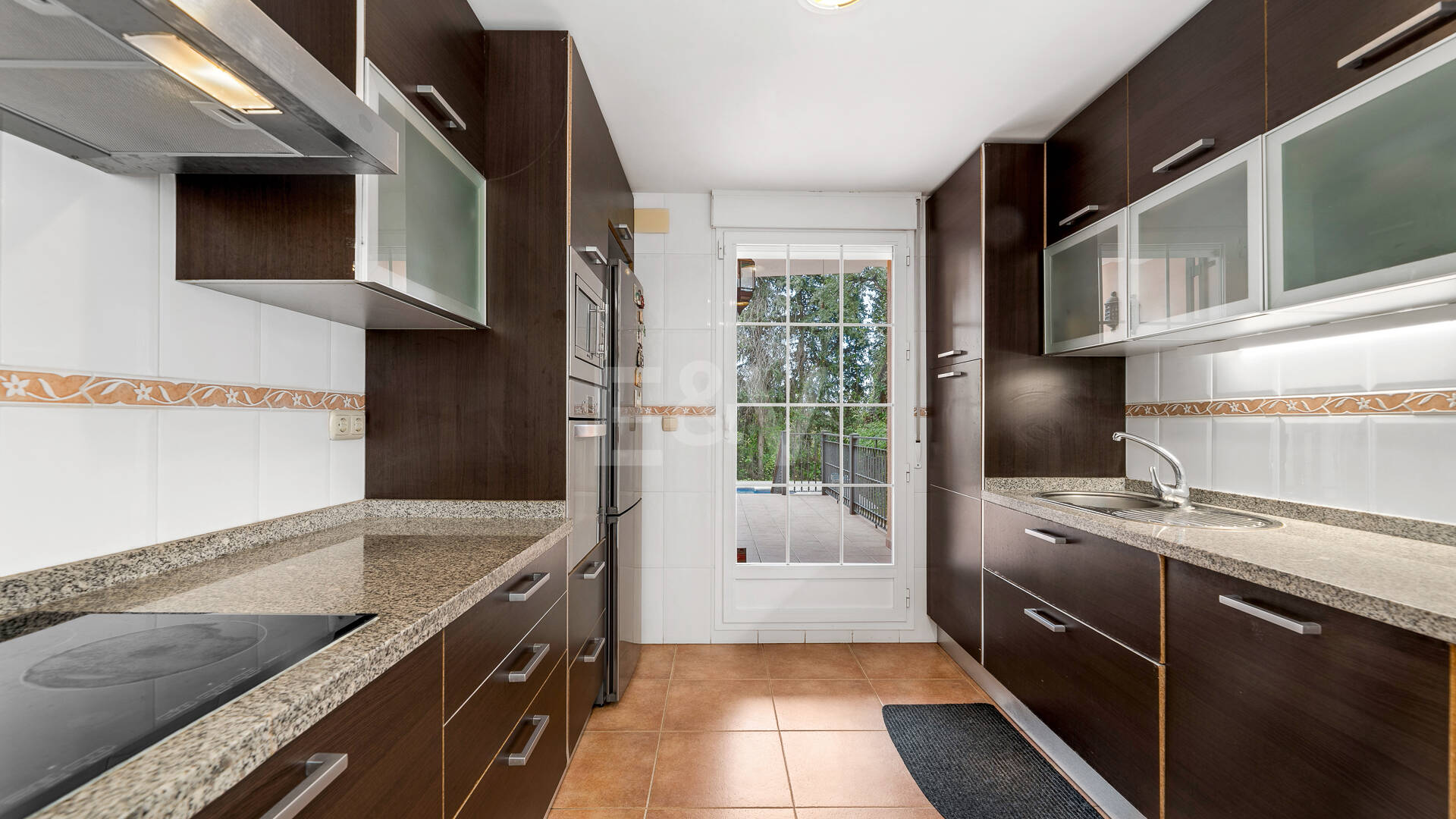 Exquisita villa familiar con jardín privado y piscina en Elviria, Marbella