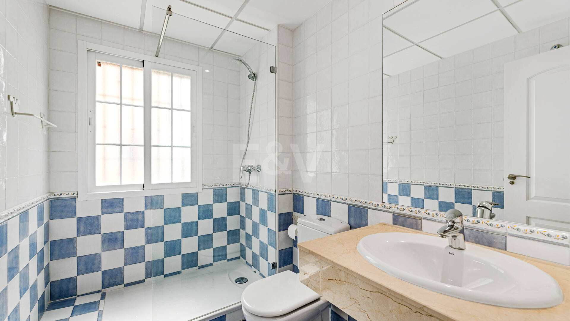 Exquisita villa familiar con jardín privado y piscina en Elviria, Marbella