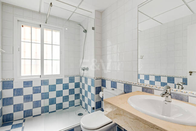 Utsökt familjevilla med privat trädgård och pool i Elviria, Marbella