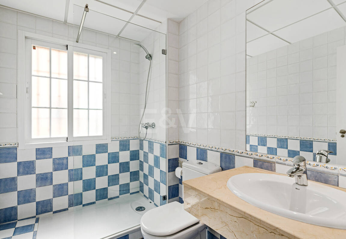 Utsökt familjevilla med privat trädgård och pool i Elviria, Marbella