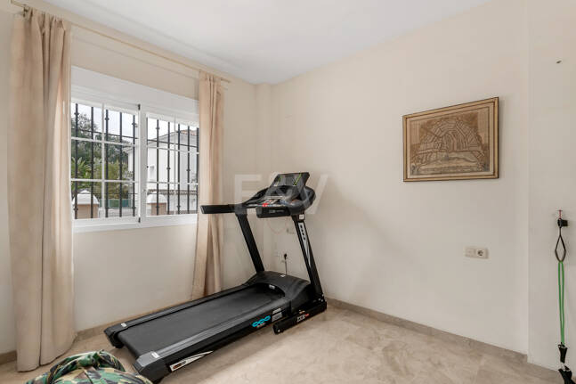 Utsökt familjevilla med privat trädgård och pool i Elviria, Marbella