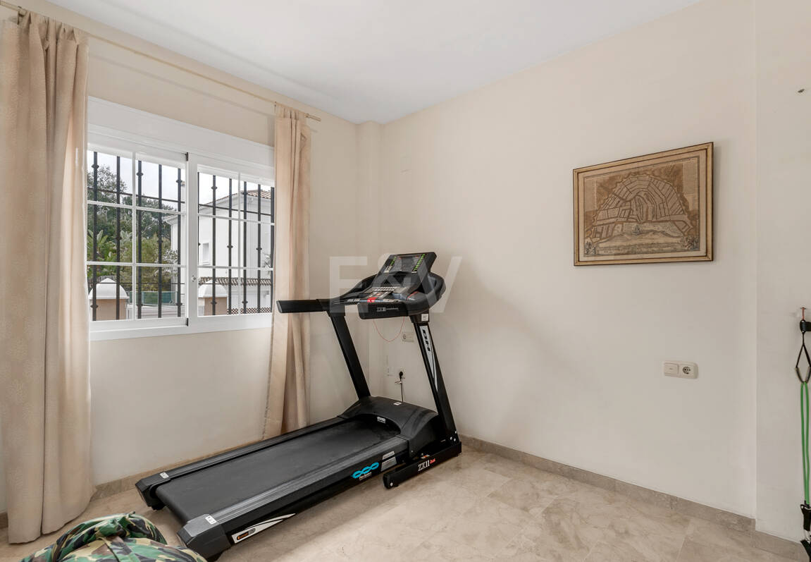 Utsökt familjevilla med privat trädgård och pool i Elviria, Marbella