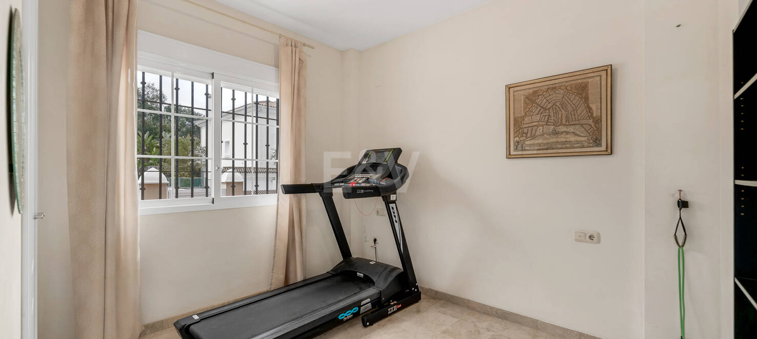 Utsökt familjevilla med privat trädgård och pool i Elviria, Marbella
