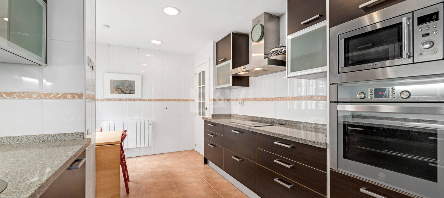 Utsökt familjevilla med privat trädgård och pool i Elviria, Marbella