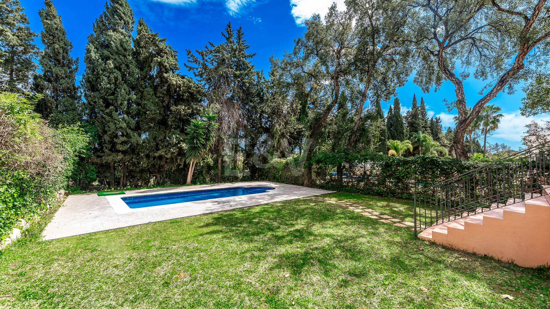 Exquisita villa familiar con jardín privado y piscina en Elviria, Marbella