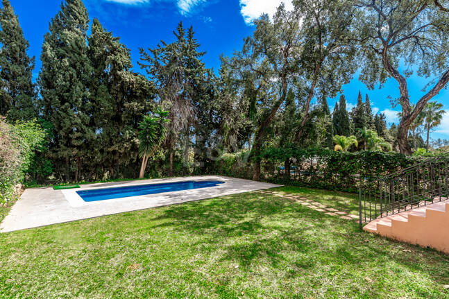 Utsökt familjevilla med privat trädgård och pool i Elviria, Marbella