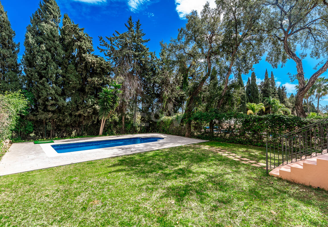 Utsökt familjevilla med privat trädgård och pool i Elviria, Marbella