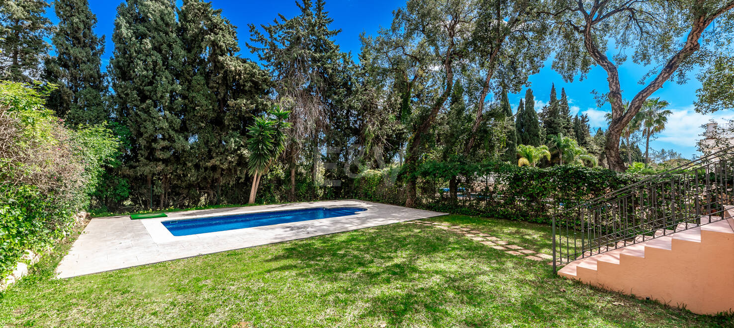 Utsökt familjevilla med privat trädgård och pool i Elviria, Marbella
