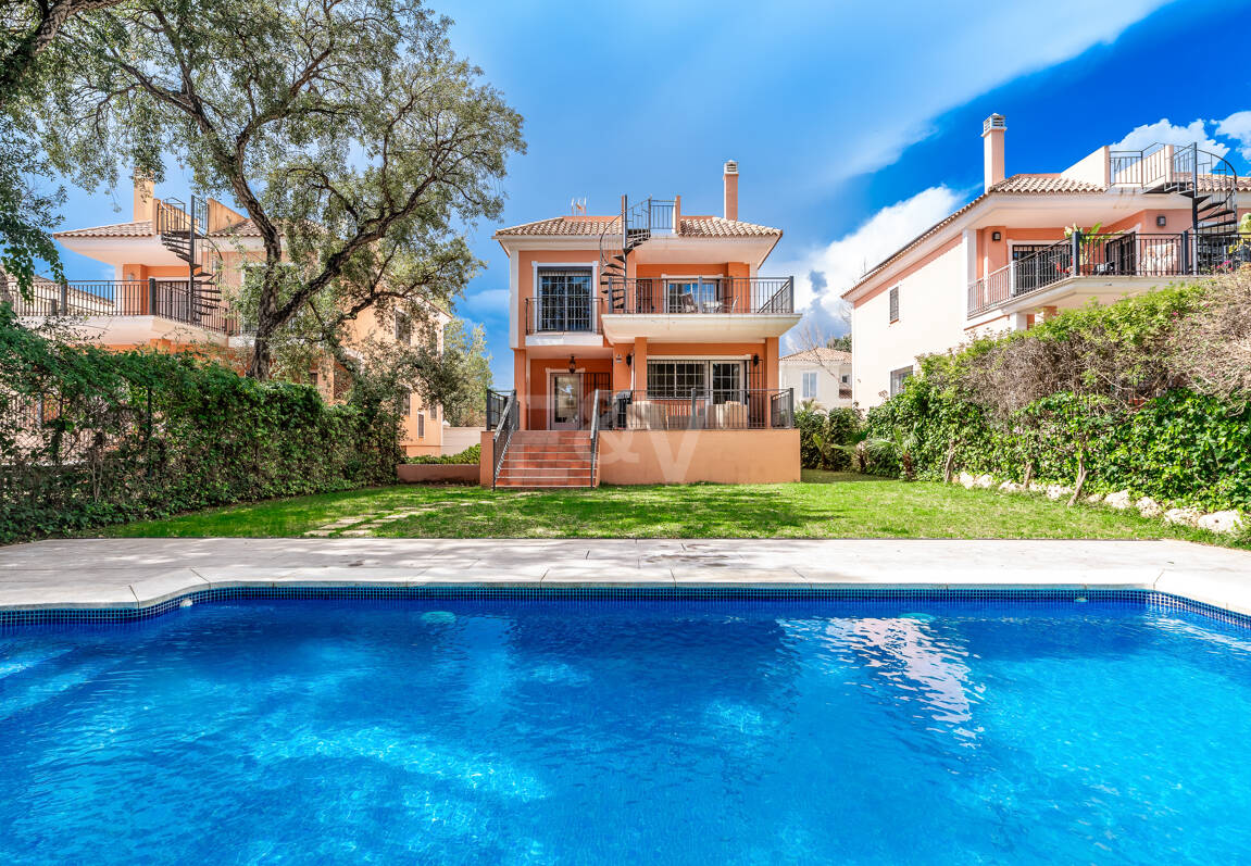 Utsökt familjevilla med privat trädgård och pool i Elviria, Marbella